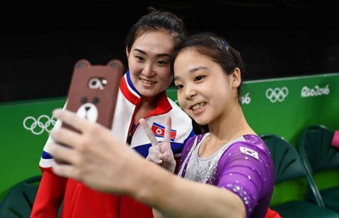 Lee Eun-ju của Hàn Quốc và Hong Un-Jong của Triều Tiên chụp ảnh selfie. (Nguồn: AP)