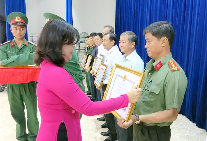 Phó chủ tịch UBND tỉnh Nguyễn Hòa Hiệp trao bằng khen của UBND tỉnh cho các tập thể, cá nhân xuất sắc