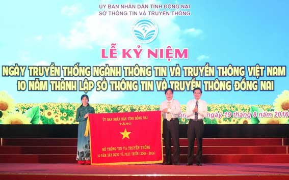 Ủy viên Ban TVTU, Phó chủ tịch UBND tỉnh Võ Văn Chánh thay mặt UBND tỉnh tặng bức trướng cho Sở Thông tin – truyền thông nhân dịp đơn vị này kỷ niệm 10 năm thành lập.