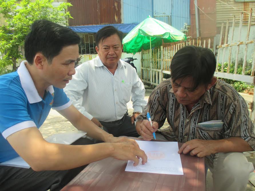 Văn phòng thừa phát lại Biên Hòa tổ chức đoàn đi xác lập vi bằng đánh giá thực trạng tài sản trên đất miễn phí cho ông Nguyễn Văn Dũng (tay phải, khu phố 4)