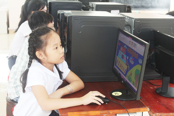 Các thí sinh tham gia vẽ tranh trên máy vi tính tại vòng chung kết