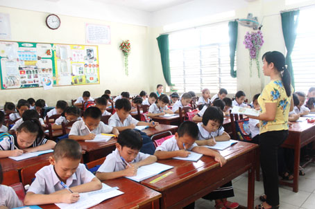 Cô trò lớp 3/6 Trường tiểu học Phan Đình Phùng dạy, học giữa giờ trưa trong ngày đi học chính thức thứ hai 16-8. Ảnh: H.dung