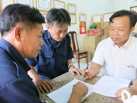 Dân phòng xã Hiệp Phước đang báo cáo kế hoạch tuần tra trong buổi giao ban với Công an xã.