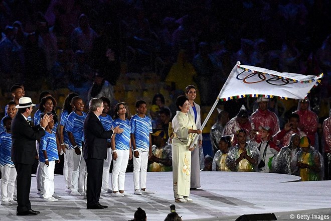 Thị trưởng Tokyo lên nhận lá cờ Olympic, nhận quyền đăng cai Olympic Tokyo 2020