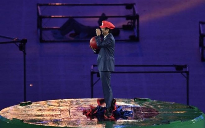 Thủ tướng Nhật Bản Shinzo Abe hóa thân nhân vật Super Mario nhận cờ đăng cai Olympic 2020