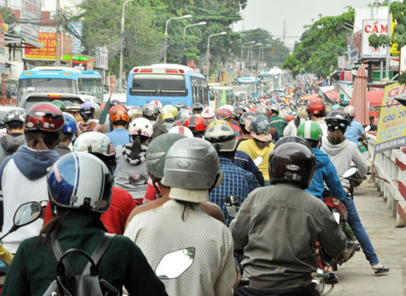 Kẹt xe nghiêm trọng trên đường Bùi Văn Hòa (TP.Biên Hòa) vào giờ cao điểm. Ảnh: N.Thư