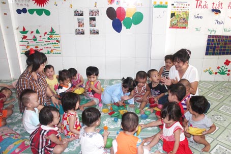 Nhóm trẻ Mầm xanh của chị Nguyễn Thị Cúc (xã Hóa An, TP.Biên Hòa) đang nhận chăm sóc 52 trẻ từ 6 tháng trở lên (khoảng 60% trẻ dưới 12 tháng). Ảnh: N.SƠN