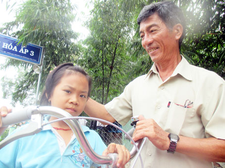 Ông Huỳnh Văn Út thường động viên các em nhỏ ở khu nhà trọ chăm học, không được bỏ học.