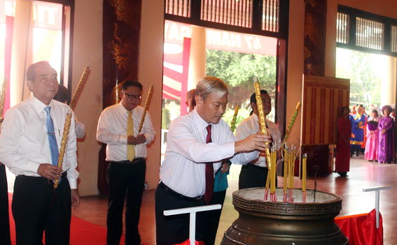 Đồng chí Nguyễn Phú Cường, Ủy viên Trung ương Đảng, Bí thư Tỉnh ủy và các đồng chí lãnh đạo tỉnh dâng hương tại lễ tưởng niệm ngày mất Chủ tịch Hồ Chí Minh