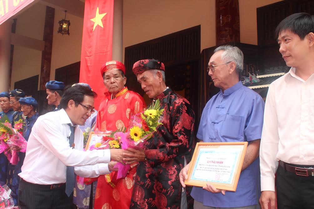 Đại diện Trung tâm Văn miếu Trấn Biên trao giấy chứng nhận cho Ban quý tế các đình, chùa, miếu tham gia tích cực tại lễ tưởng niệm