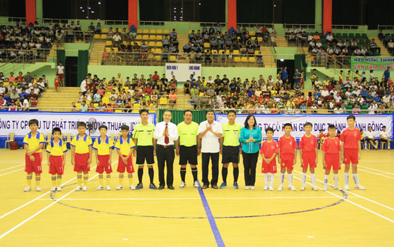 Lãnh đạo tỉnh và Ban tổ chức chụp hình lưu niệm với 2 đội bóng trước trận chung kết