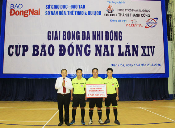 Tổng biên tập Báo Đồng Nai, Trưởng BTC Trần Huy Thanh trao tiền thưởng cho Tổ trọng tài xuất sắc