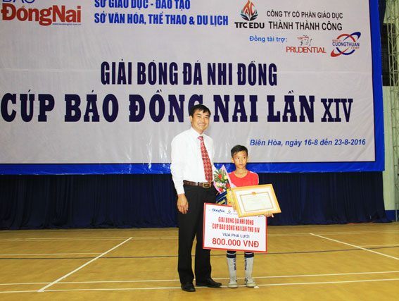 Ông Nguyễn Sỹ Phong, Phó tổng giám đốc Công ty cổ phần đầu tư phát triển Cường Thuận - Idico trao giải cầu thủ vua phá lưới