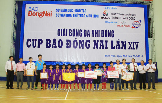 Ban tổ chức trao giải Ba cho đội Nhơn Trạch.