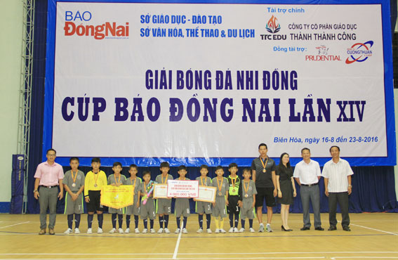 Ban tổ chức trao giải Ba cho đội Định Quán