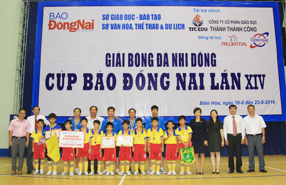 Ban tổ chức trao giải cho đội á quân Long Khánh.