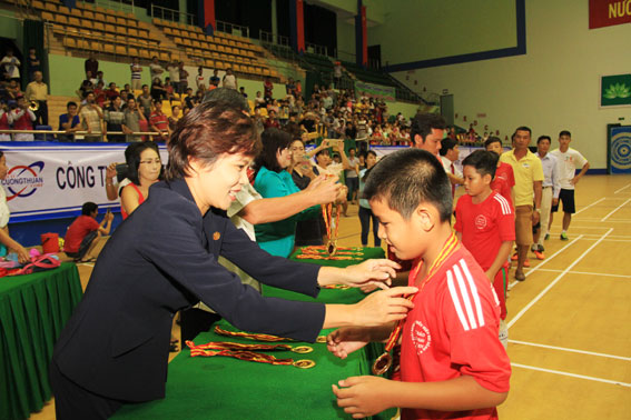 Lãnh đạo tỉnh, đại biểu, nhà tài trợ trao huy chương vàng cho đội Biên Hòa 1