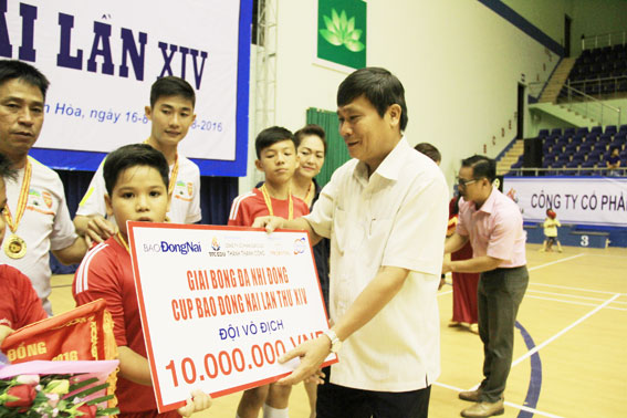 Bí thư Thành ủy Biên Hòa Lê Văn Dành trao tiền thưởng cho đội vô địch Biên Hòa 1