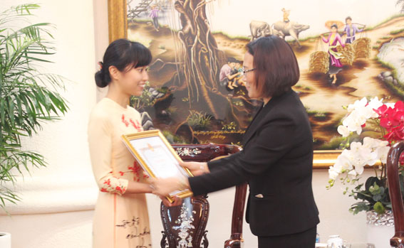  Bà Đặng Thanh Thủy, Trưởng Ban Thi đua - khen thưởng tỉnh đã trao tặng bằng khen của UBND tỉnh cho cô Saito Akiko. Ảnh: Ngọc Thư