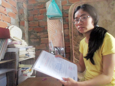 Em Trịnh Thị Linh cầm giấy báo nhập học mà đắn đo vì nhà quá nghèo.
