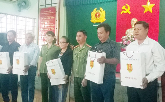 Đại tá Trần Tiến Đạt, Trưởng Công an TP.Biên Hòa và Thượng tá Trần Thị Mai, Phó trưởng phòng PV28, tặng quà cho các cá nhân có thành tích xuất sắc trong tấn công trấn áp tội phạm.