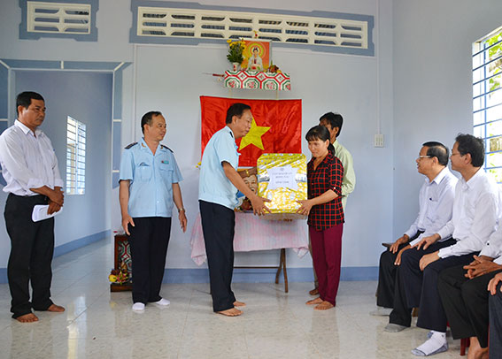 Cục Hải quan tặng quà cho gia đình anh Dương Ngọc Hòa xã Phú Lộc, huyện Tân Phú nhân dịp nhận nhà mới.