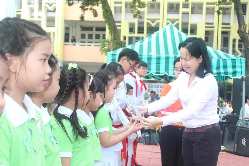 Bà Ngô Thị Hoàng Oanh, Phó giám đốc Nhà thiếu nhi tỉnh tặng giấy khen cho các em thiếu nhi tích cực tham gia hoạt động hè 2016