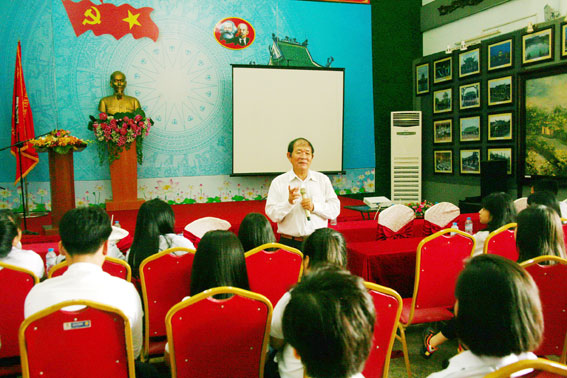 Luật sư Nguyễn Đức, Chủ tịch Hội Luật gia tỉnh nói chuyện với hơn 100 em học sinh, giáo viên đến từ Trường THPT Nguyễn Đình Chiểu (huyện Long Thành) về tình trạng bạo lực học đường.