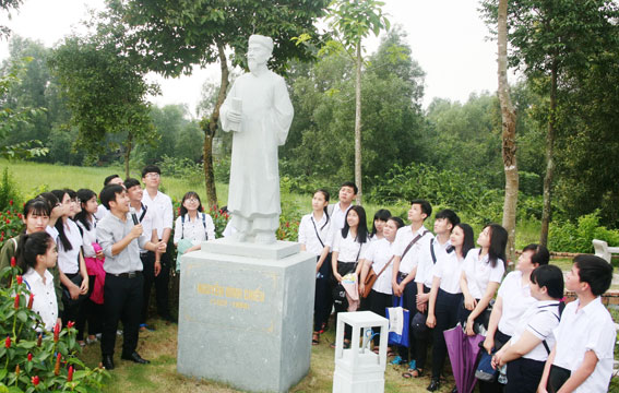 Hơn 100 em học sinh, giáo viên đến từ Trường THPT Nguyễn Đình Chiểu tham quan tượng cụ đồ Nguyễn Đình Chiểu