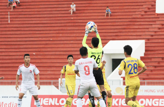 Đội Đồng Nai (trái) hết cơ hội thăng hạng sau khi để thua chủ nhà Nam Định 2-3 ở trận play-off thứ nhất diễn ra chiều 27-8 trên sân Thiên Trường.