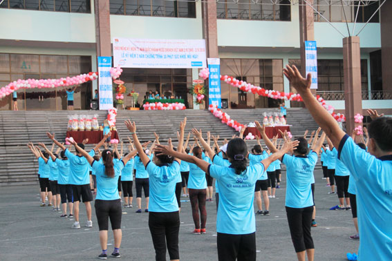 Người dân tập luyện trong trang phục mới do Công ty cổ phần đầu tư phát triển Cường Thuận – Idico tặng trong ngày kỷ niệm 3 năm triển khai chương trình “30 phút cho sức khỏe mỗi ngày”.