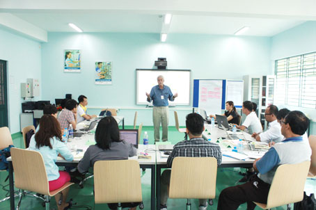 Các giáo viên dạy nghề của Trường cao đẳng nghề Lilama 2 học tập cùng các giáo viên dạy nghề của các nước trong, ngoài khu vực dưới sự hướng dẫn của chuyên gia nước ngoài.