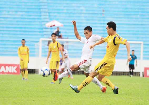 Đội Đồng Nai (giữa) hết cơ hội thăng hạng sau khi để thua chủ nhà Nam Định 2-3 ở trận play-off 1 diễn ra chiều 27-8 trên sân Thiên Trường.