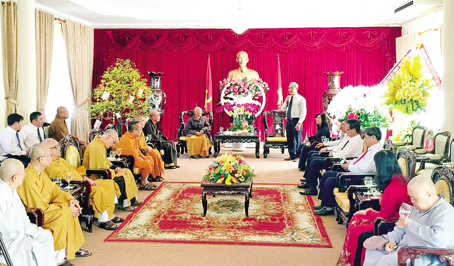 Bí thư Tỉnh ủy Nguyễn Phú Cường tiếp Ban Trị sự Giáo hội Phật giáo tỉnh đến chúc mừng Xuân Bính Thân 2016.