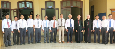 Bí thư Tỉnh ủy Nguyễn Phú Cường (thứ 6 từ phải sang) và Chủ tịch UBND tỉnh Đinh Quốc Thái (thứ 7 từ phải sang) cùng lãnh đạo tỉnh thăm Tòa Giám mục Xuân Lộc nhân dịp Xuân Bính Thân 2016.