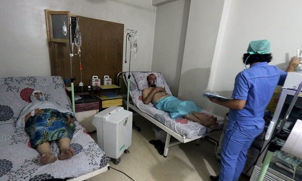 Nạn nhân điều trị tại một bệnh viện ở Aleppo (Nguồn: Reuters)