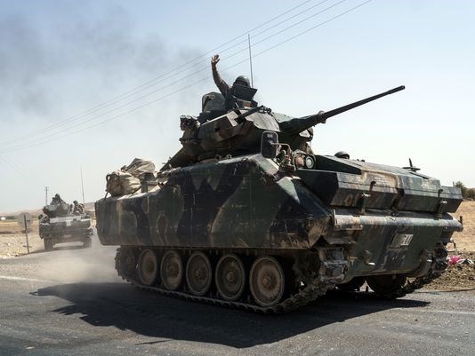 Xe tăng Thổ Nhĩ Kỳ tiền vào miền Bắc Syria. (Nguồn: AP)