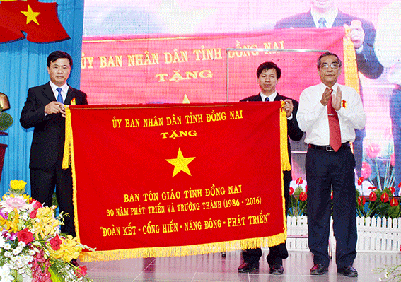 Đồng chí Trần Văn Tư, Phó bí thư thường trực Tỉnh ủy tặng  bức trướng của UBND tỉnh cho Ban Tôn giáo tỉnh Đồng Nai nhân dịp kỷ niệm 30 năm thành lập.