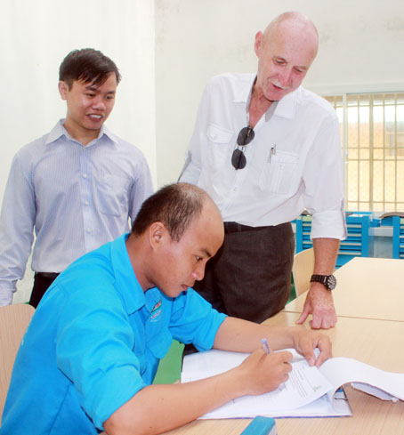 Chuyên gia người Đức cùng với giảng viên người Việt Nam hướng dẫn sinh viên Trường cao đẳng nghề Lilama 2 trong giờ thực hành.Ảnh: H.DUNG