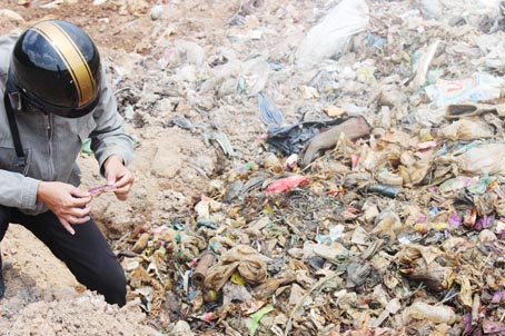 Cán bộ Phòng Tài nguyên - môi trường huyện Trảng Bom trực tiếp đến kiểm tra các bãi rác mà phóng viên Báo Đồng Nai đã phản ảnh.