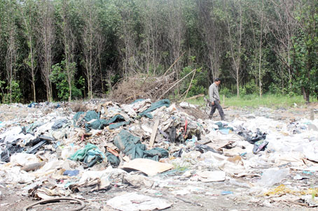 Cán bộ Phòng Tài nguyên - môi trường huyện Trảng Bom trực tiếp kiểm tra các bãi rác lậu sau khi tiếp nhận thông tin phản ảnh từ phóng viên.