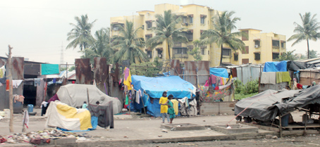 Trẻ con ở khu ổ chuột vô tư chơi đùa bên những đống rác.