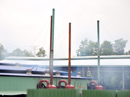 Dù bị đình chỉ sản xuất 9 tháng nhưng xưởng nấu nhôm của Công ty TNHH Tiến Thủy Phát vẫn hoạt động cả ngày lẫn đêm. Ảnh: V.Chính