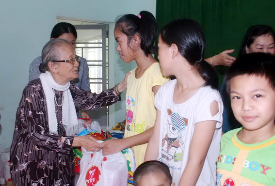 Đại diện Qũy Bảo trợ trẻ em tỉnh tặng quà trung thu cho các em thiếu nhi huyện Trảng Bom