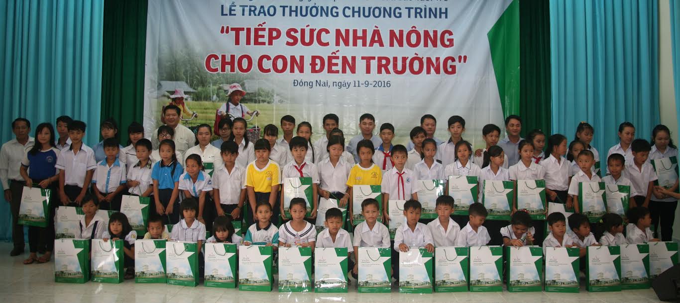 Ban tổ chức và các em học sinh được nhận phần thưởng chương trình “Tiếp sức nhà nông cho con đến trường”