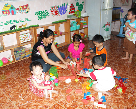 Một nhóm trẻ ở phường Trảng Dài, TP.Biên Hòa được chủ nhà trang bị khá nhiều đồ chơi. Ảnh: H.DUNG