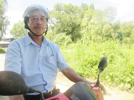Bao năm làm trưởng ấp, ông Lê Văn Lưu ở ngoài đường nhiều hơn ở nhà.