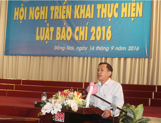 Đồng chí Phạm Tấn Linh, Phó trưởng ban Tuyên giáo Tỉnh ủy phát biểu tại hội nghị 