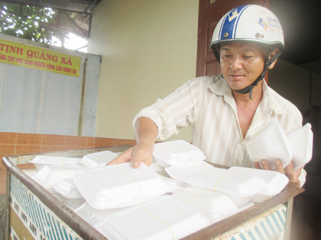 Ông Đỗ Văn Phùng (bảo vệ của Trường tiểu học Hùng Vương) tới Tịnh Quảng Xá nhận cơm về phân cho học trò nghèo.