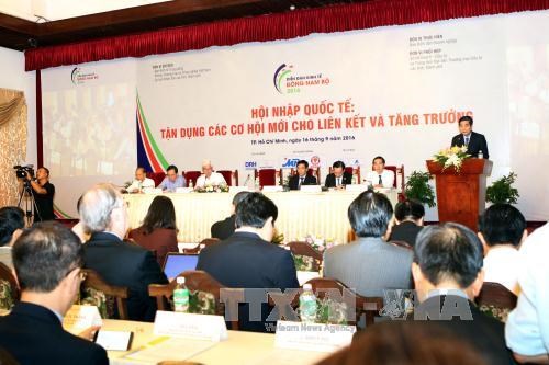 Cao Duc Phat, deputy head of the Party Central Committee’s Economic Commission, speaks at the conference. (Source: VNA)